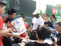 Cựu danh thủ M.U vui vẻ chụp ảnh cùng người hâm mộ tại phố đi bộ hồ Gươm