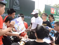 Cựu danh thủ M.U vui vẻ chụp ảnh cùng người hâm mộ tại phố đi bộ hồ Gươm