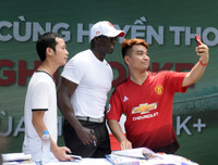 Cựu danh thủ M.U vui vẻ chụp ảnh cùng người hâm mộ tại phố đi bộ hồ Gươm