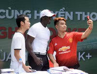 Cựu danh thủ M.U vui vẻ chụp ảnh cùng người hâm mộ tại phố đi bộ hồ Gươm