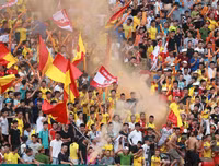Chùm ảnh: Nam Định lên V-League, sân Thiên Trường mở hội bằng pháo sáng