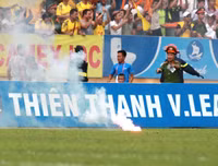 Chùm ảnh: Nam Định lên V-League, sân Thiên Trường mở hội bằng pháo sáng