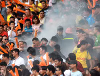 Chùm ảnh: Nam Định lên V-League, sân Thiên Trường mở hội bằng pháo sáng
