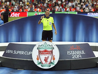 [ẢNH] Nữ trọng tài gây sốt đã bắt thế nào trong trận Siêu cúp châu Âu?