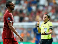 [ẢNH] Nữ trọng tài gây sốt đã bắt thế nào trong trận Siêu cúp châu Âu?