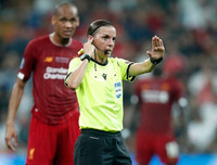 [ẢNH] Nữ trọng tài gây sốt đã bắt thế nào trong trận Siêu cúp châu Âu?