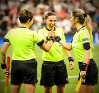 [ẢNH] Nữ trọng tài gây sốt đã bắt thế nào trong trận Siêu cúp châu Âu?