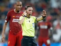 [ẢNH] Nữ trọng tài gây sốt đã bắt thế nào trong trận Siêu cúp châu Âu?