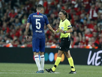 [ẢNH] Nữ trọng tài gây sốt đã bắt thế nào trong trận Siêu cúp châu Âu?