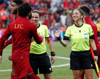 [ẢNH] Nữ trọng tài gây sốt đã bắt thế nào trong trận Siêu cúp châu Âu?