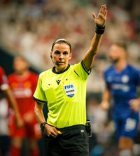 [ẢNH] Nữ trọng tài gây sốt đã bắt thế nào trong trận Siêu cúp châu Âu?