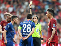 [ẢNH] Nữ trọng tài gây sốt đã bắt thế nào trong trận Siêu cúp châu Âu?