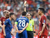 [ẢNH] Nữ trọng tài gây sốt đã bắt thế nào trong trận Siêu cúp châu Âu?