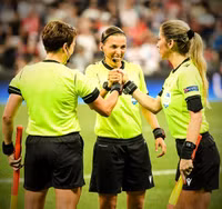 [ẢNH] Nữ trọng tài gây sốt đã bắt thế nào trong trận Siêu cúp châu Âu?
