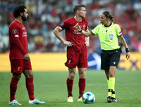 [ẢNH] Nữ trọng tài gây sốt đã bắt thế nào trong trận Siêu cúp châu Âu?