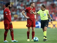 [ẢNH] Nữ trọng tài gây sốt đã bắt thế nào trong trận Siêu cúp châu Âu?