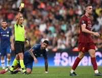 [ẢNH] Nữ trọng tài gây sốt đã bắt thế nào trong trận Siêu cúp châu Âu?