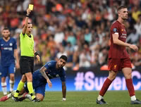 [ẢNH] Nữ trọng tài gây sốt đã bắt thế nào trong trận Siêu cúp châu Âu?