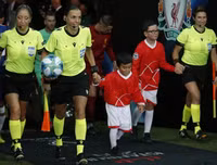 [ẢNH] Nữ trọng tài gây sốt đã bắt thế nào trong trận Siêu cúp châu Âu?