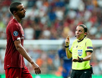 [ẢNH] Nữ trọng tài gây sốt đã bắt thế nào trong trận Siêu cúp châu Âu?