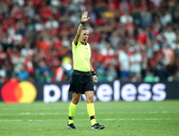 [ẢNH] Nữ trọng tài gây sốt đã bắt thế nào trong trận Siêu cúp châu Âu?