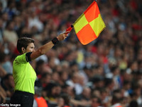 [ẢNH] Nữ trọng tài gây sốt đã bắt thế nào trong trận Siêu cúp châu Âu?