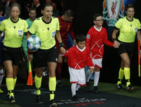 [ẢNH] Nữ trọng tài gây sốt đã bắt thế nào trong trận Siêu cúp châu Âu?