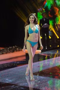 [ẢNH] Cô vợ xinh lung linh của tuyển thủ Nga 