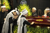 [ẢNH] Nghệ sỹ Việt thương tiếc đưa tiễn NSND Anh Tú về nơi yên giấc ngàn thu