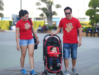 [ẢNH] CĐV tí hon theo bố mẹ vào sân Chang Arena cổ vũ U23 Việt Nam