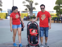 [ẢNH] CĐV tí hon theo bố mẹ vào sân Chang Arena cổ vũ U23 Việt Nam