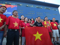 [ẢNH] CĐV tí hon theo bố mẹ vào sân Chang Arena cổ vũ U23 Việt Nam