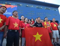 [ẢNH] CĐV tí hon theo bố mẹ vào sân Chang Arena cổ vũ U23 Việt Nam