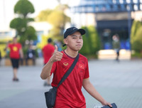 [ẢNH] CĐV tí hon theo bố mẹ vào sân Chang Arena cổ vũ U23 Việt Nam