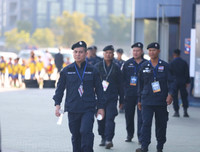 [ẢNH] CĐV tí hon theo bố mẹ vào sân Chang Arena cổ vũ U23 Việt Nam