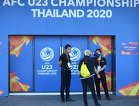 [ẢNH] CĐV tí hon theo bố mẹ vào sân Chang Arena cổ vũ U23 Việt Nam