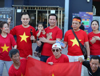 [ẢNH] CĐV tí hon theo bố mẹ vào sân Chang Arena cổ vũ U23 Việt Nam