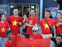 [ẢNH] CĐV tí hon theo bố mẹ vào sân Chang Arena cổ vũ U23 Việt Nam