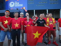 [ẢNH] CĐV tí hon theo bố mẹ vào sân Chang Arena cổ vũ U23 Việt Nam