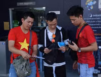 [ẢNH] CĐV tí hon theo bố mẹ vào sân Chang Arena cổ vũ U23 Việt Nam