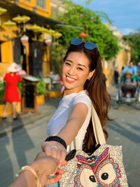 Vẻ đẹp ngoài đời khó tin của tân Hoa hậu Khánh Vân