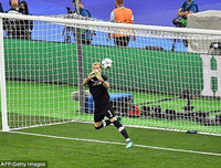 [ẢNH] Ngay cả Tấn Trường, Phí Minh Long cũng không tệ hại như Karius của Liverpool