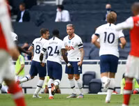 [ẢNH] HLV Mourinho tươi hết cỡ sau màn ngược dòng trước Arsenal