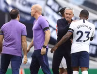 [ẢNH] HLV Mourinho tươi hết cỡ sau màn ngược dòng trước Arsenal