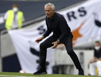 [ẢNH] HLV Mourinho tươi hết cỡ sau màn ngược dòng trước Arsenal