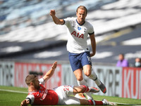 [ẢNH] HLV Mourinho tươi hết cỡ sau màn ngược dòng trước Arsenal