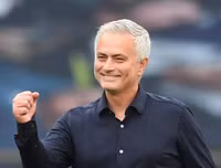 [ẢNH] HLV Mourinho tươi hết cỡ sau màn ngược dòng trước Arsenal