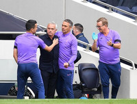 [ẢNH] HLV Mourinho tươi hết cỡ sau màn ngược dòng trước Arsenal