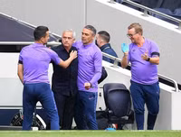 [ẢNH] HLV Mourinho tươi hết cỡ sau màn ngược dòng trước Arsenal