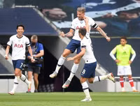 [ẢNH] HLV Mourinho tươi hết cỡ sau màn ngược dòng trước Arsenal